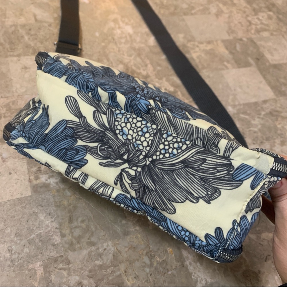 Baggallini Floral Crossbody Bag Turn Lock Purse Anywhere Everywhere Blue Cream! - Picture 7 of 16